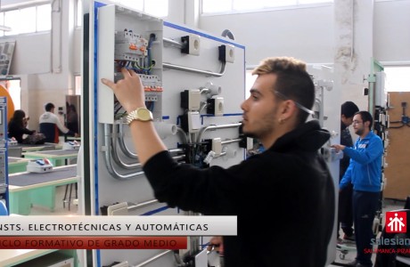 <p style="text-align: justify;">Con estos estudios se adquiere el nivel necesario para montar, explotar y mantener líneas e instalaciones de distribución de energia eléctrica a media tensión (MT), baja tensión (BT) y centros de transformación (CT), instalaciones singulares y de automatización de edificios. Tambien se realiza el montaje de equipos electrotécnicos de distribución de energía eléctrica y de protección y control de máquinas eléctricas, y se hace el mantenimiento preventivo y correctivo de las instalaciones de su ámbito.</p>
<a href="https://www.salesianospizarrales.com/instalaciones-electricas-y-automaticas" target="_blank" rel="noopener noreferrer">[Más información aquí]</a>